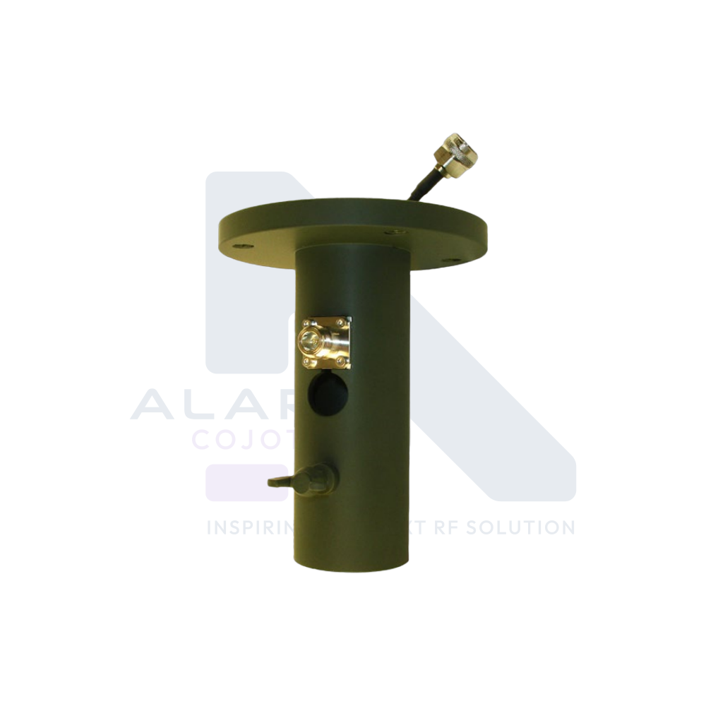 Antenna mast mount for vehicle dipole antennas